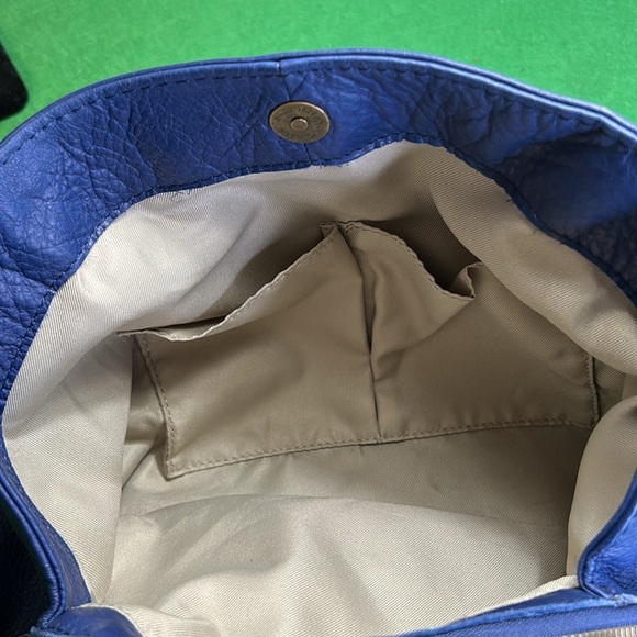 AMERICAN LEATHER CO BLUE SOFT LEATHER TRIPPLE ENTRY BUCKET SHOULDER BAG - Picture 8 of 16